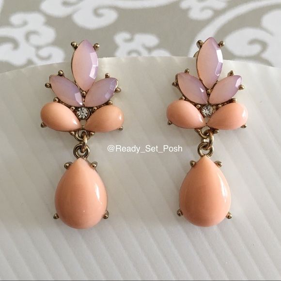 Jewelry - 🎉HP🎉 pastel gold toned hanging earrings